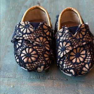 Tom’s T2 Elegant Navy and Gold Kids Shoes